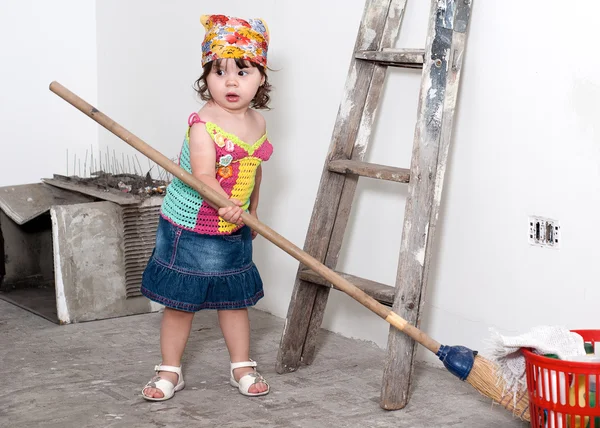 Το μικρό κορίτσι με μια σκούπα με τα χέρια — Φωτογραφία Αρχείου
