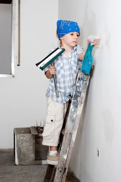 Küçük çocuk bir duvarı yıkıyor. — Stok fotoğraf
