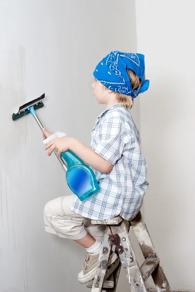 De kleine jongen die een muur wast — Stockfoto