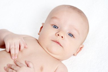parlak beyaz üzerinde bebek portresi