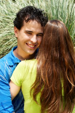 Açık havada gülümseyen çocuk portresi