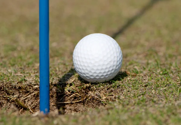 Palla da golf su labbro di tazza di bel campo da golf tropicale — Foto Stock