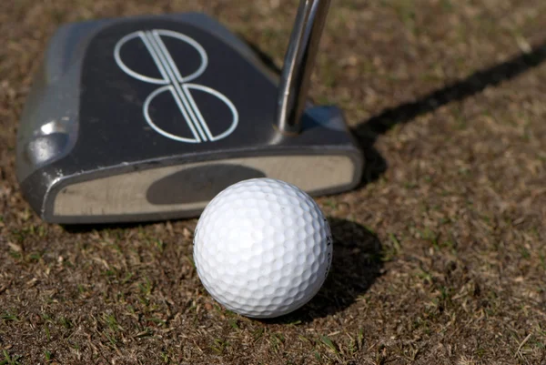 Bola de golfe e um putter — Fotografia de Stock