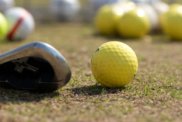 Une balle de golf et le conducteur avec un accent sur la balle — Photo