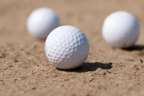 Három golfballs a homok — Stock Fotó
