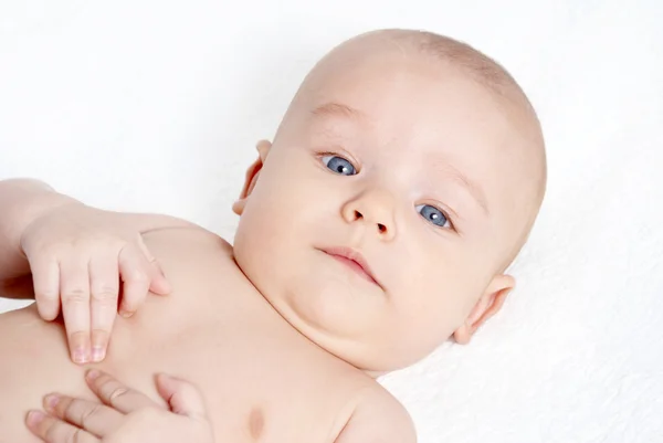 Imádnivaló baba felett fehér fényes portréja — Stock Fotó