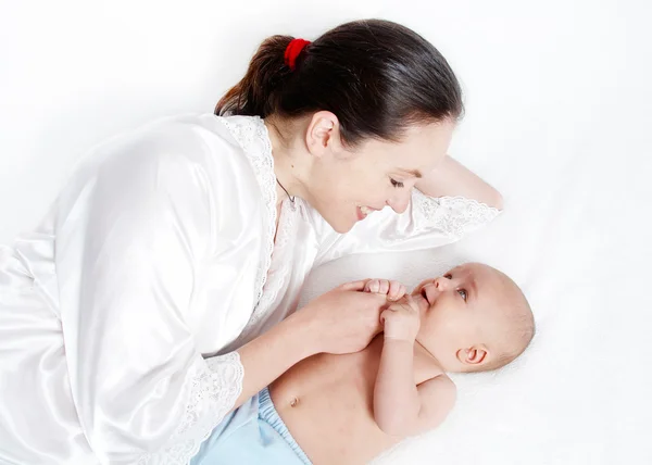 Feliz bebê brincando com a mãe — Fotografia de Stock