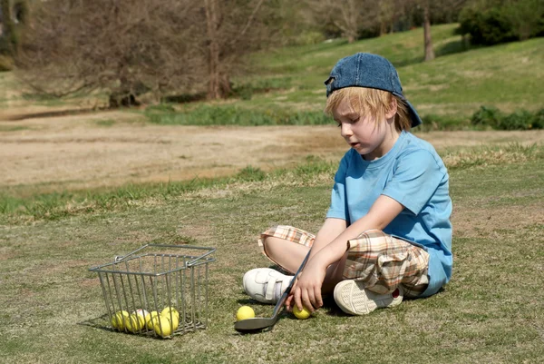 El niño en un campo de golf —  Fotos de Stock
