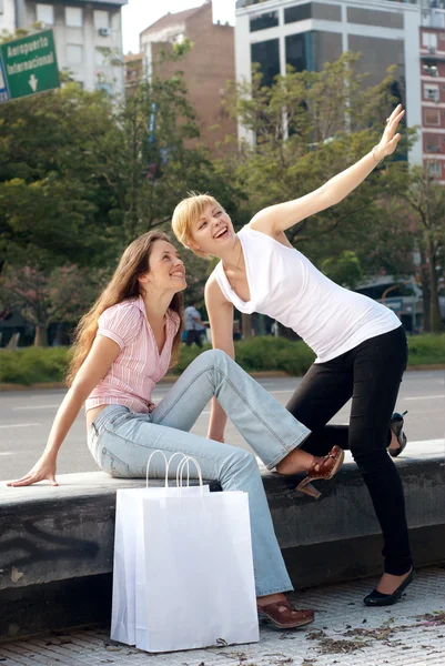 Zwei emotionale Mädchen mit einer Einkaufstasche — Stockfoto