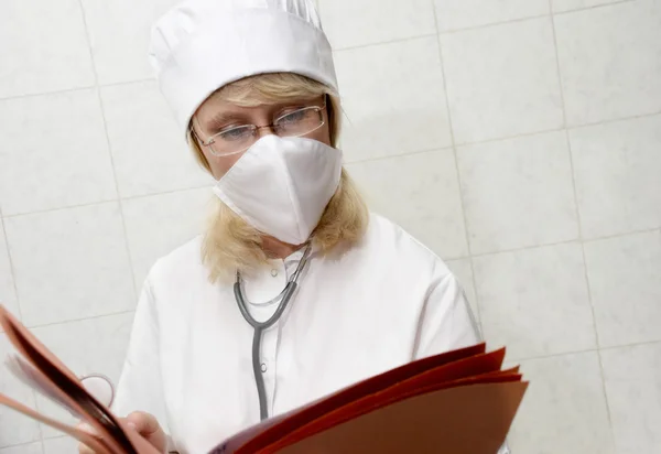 Жінка лікар в робочих умовах — стокове фото