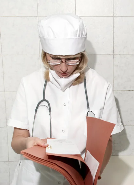 Kobieta lekarz w warunkach pracy — Zdjęcie stockowe