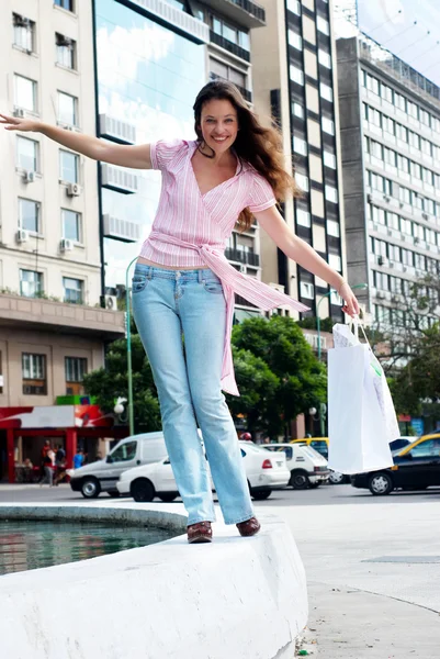 Het mooie jonge meisje met een boodschappentas — Stockfoto