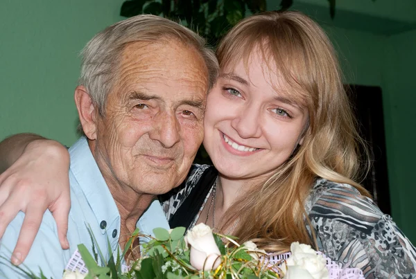 Portrait heureux le grand-père et la petite-fille — Photo