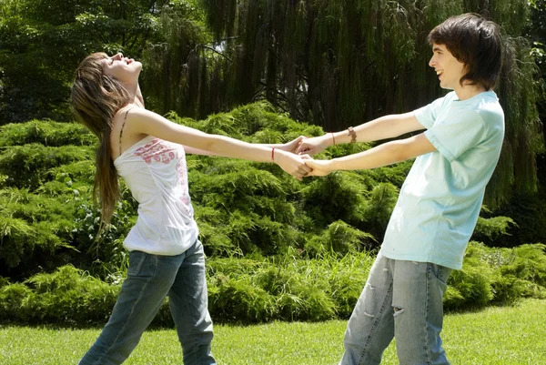 公園で遊んでいる若いカップルは — ストック写真
