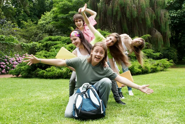 Retrato feliz jóvenes estudiantes en el parque — Foto de Stock