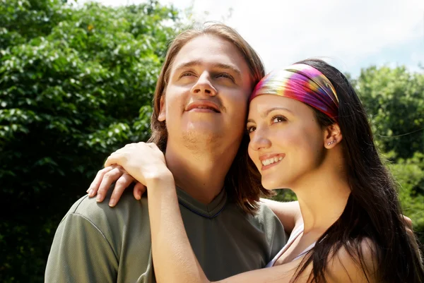 Unga glada leende attraktivt par tillsammans utomhus — Stockfoto
