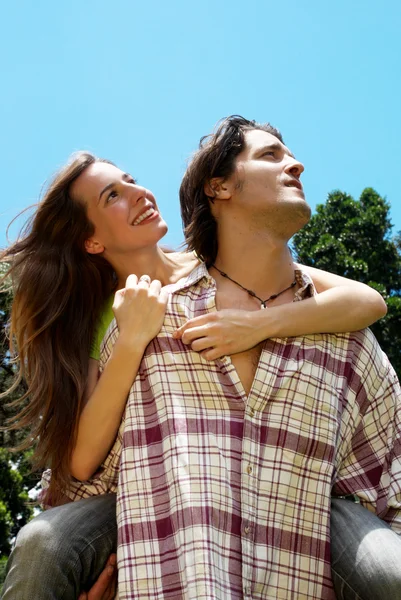 Retrato de jovem, casal feliz contra a natureza — Fotografia de Stock