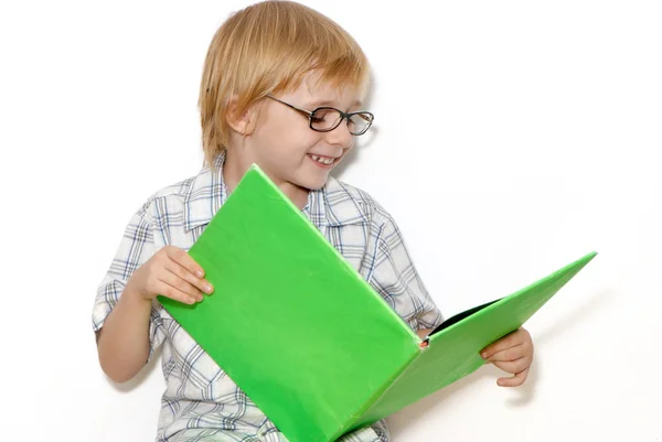 Школьник с книгой в руках на светлом фоне — стоковое фото