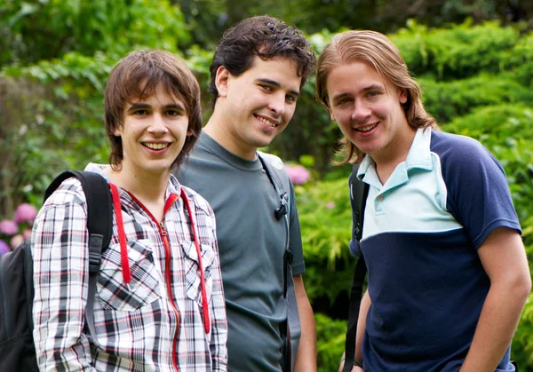 Portrait jeunes étudiants heureux dans le parc — Photo