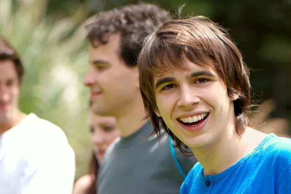 Portré fiatal boldog tizenéves fiú meg a parkban — Stock Fotó