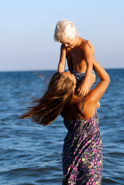 Счастливая мать и сын в море — стоковое фото