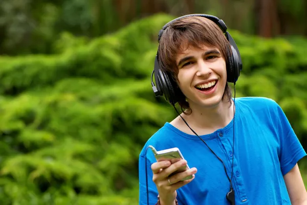 Rapaz adolescente feliz em fones de ouvido — Fotografia de Stock