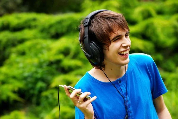 Glad tonårspojke i hörlurar — Stockfoto