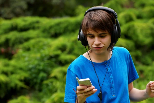 Szczęśliwy nastoletniego chłopca w słuchawkach — Zdjęcie stockowe