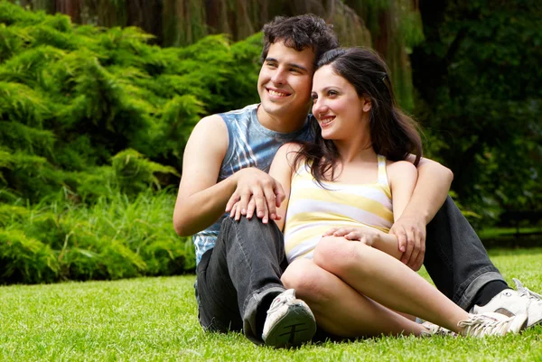 Ungt par i en sommarträdgård — Stockfoto