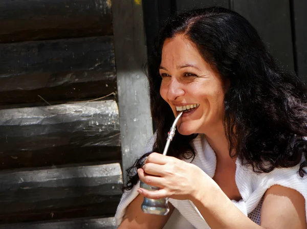 Porträt der lateinamerikanischen Frau, die einen Kumpel trinkt — Stockfoto