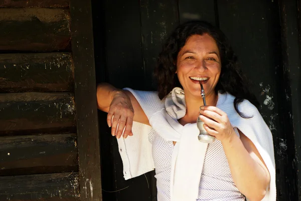 Porträtt av den latinamerikanska kvinnan dricka en kompis — Stockfoto