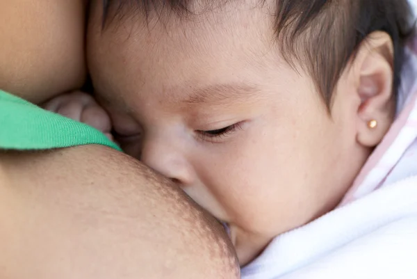 Flickan 2 månader, en förälder bröst — Stockfoto