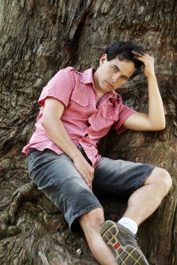 dışarıda genç bir adam portresi