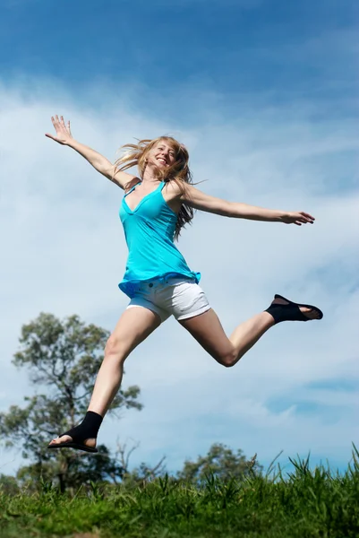 Kız atlama — Stok fotoğraf