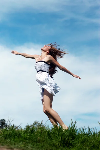 Девушка бежит по траве против неба — стоковое фото