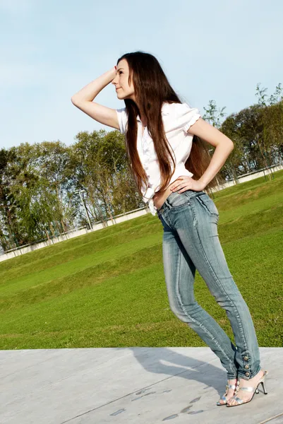 Yong woman in park — Stock Photo, Image