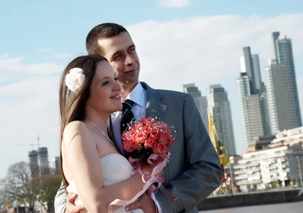 Šťastní novomanželé proti město — Stock fotografie
