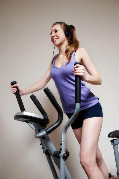 Girl on training apparatus in sportclub — Stock Photo, Image