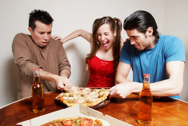 La joyeuse compagnie des jeunes mangeant une pizza — Photo