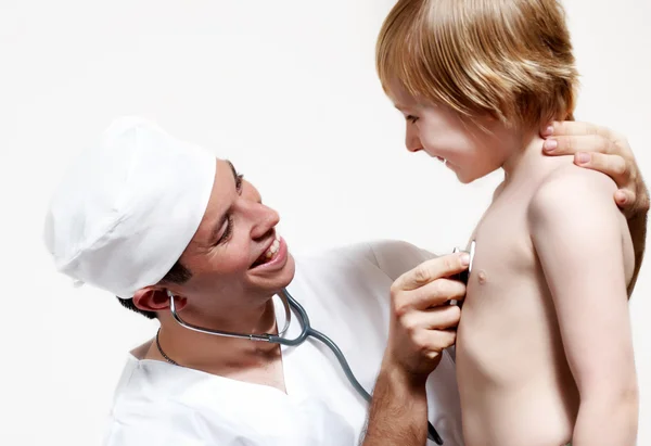 Доктор с ребенком изолированы в белом — стоковое фото