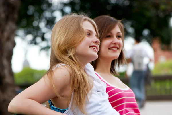 Belos adolescentes desfrutando no parque — Fotografia de Stock