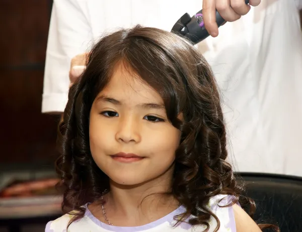 A pequena beleza latina em um salão de cabeleireiro — Fotografia de Stock
