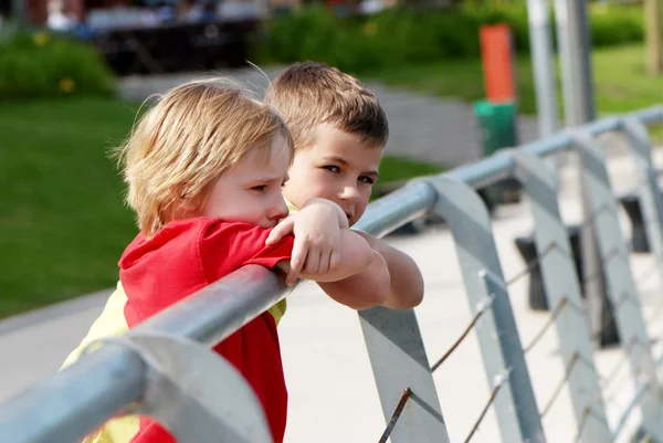 Портрет двох маленьких хлопчиків на вулиці — стокове фото
