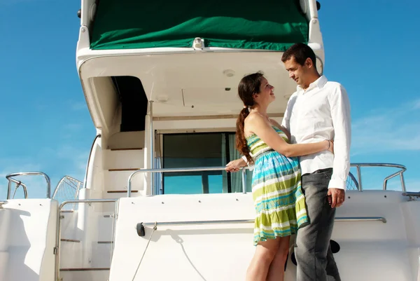 Mladý manželský pár s odpočinek na jachtě — Stock fotografie