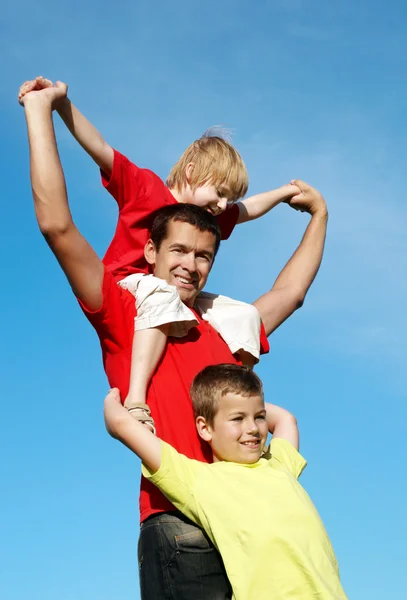 Oğulları ile gökyüzü karşı oynama baba — Stok fotoğraf
