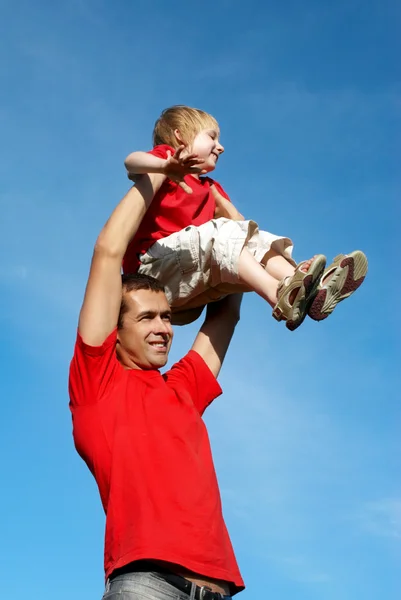 Fadern spelar med son mot himlen — Stockfoto