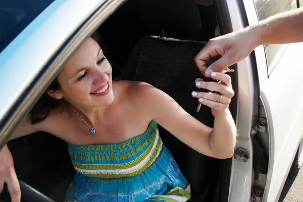 A mulher feliz durante a compra do carro — Fotografia de Stock