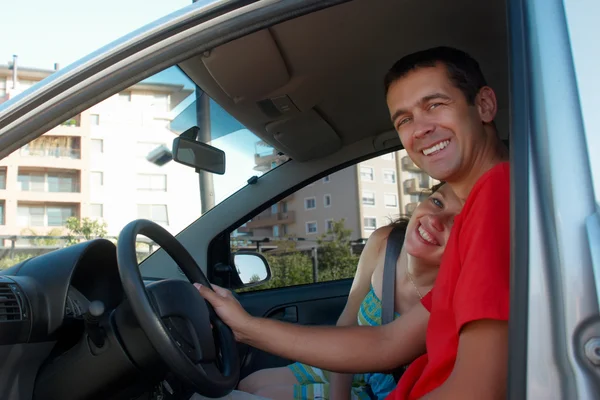 Feliz pareja joven en el coche recién comprado —  Fotos de Stock