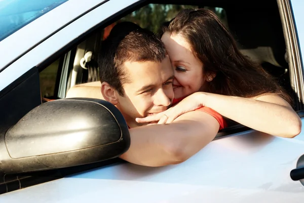 Happy young pair in car — Stock Photo, Image