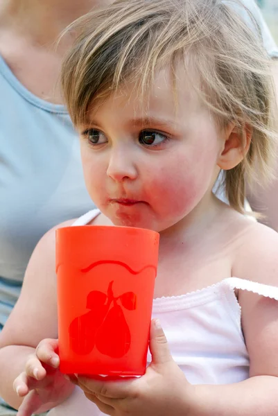 La petite fille avec un verre d'eau — Photo